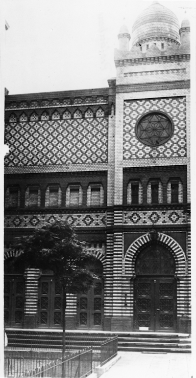 Außenansicht der Neuen Dammtor Synagoge, IGdJ-Bildarchiv, BAU00011, online unter: https://bildarchiv-juedische-geschichte.de/.