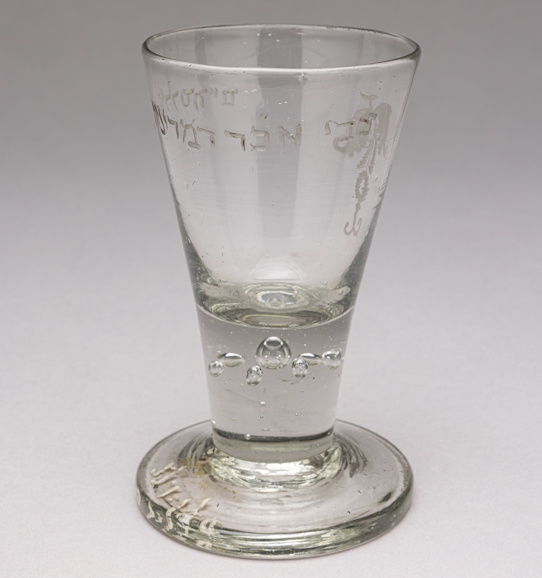 Spitzglas mit Widmungsinschrift, Sammlung Gesellschaft für jüdische Volkskunde, MARKK 29.1:174, Foto: Paul Schimweg, MARKK.