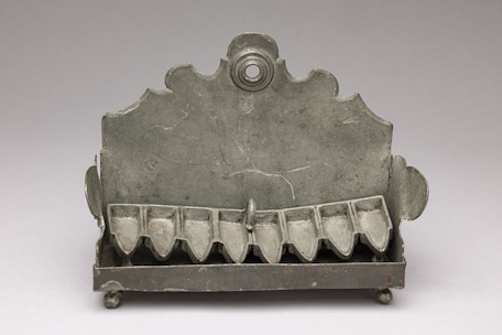 Chanukka-Leuchter, Sammlung Gesellschaft für jüdische Volkskunde, MARKK 29.1:88, Foto: Paul Schimweg, MARKK.