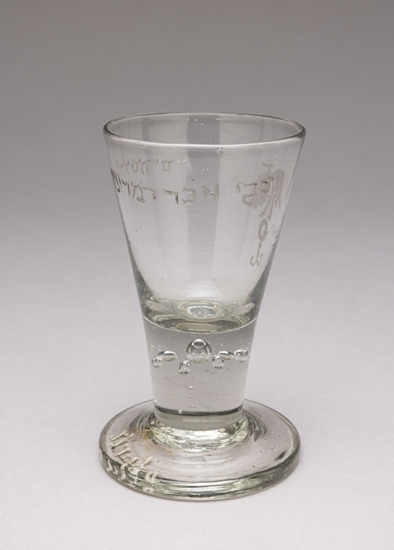 Spitzglas mit Inschrift, Sammlung Gesellschaft für jüdische Volkskunde, MARKK 29.1:174, Foto: Paul Schimweg, MARKK.