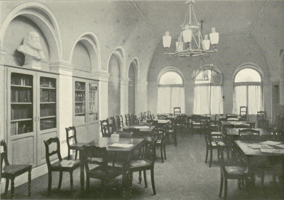 Abbildung „Gemeinschaftsheim und Lesehalle mit Bibliothek und Museum“, in: Das Logenheim in Hamburg. Festschrift. Erinnerung an die Einweihung. Sonntag, den 28. August 1904, S. 59, Staatsarchiv Hamburg, StaHH A 870/59.