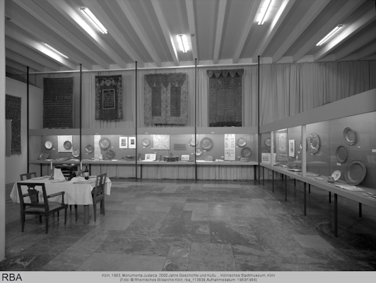 Ansicht der Ausstellung „Monumenta Judaica“ in Köln, 1959, Foto: Historisches Archiv mit Rheinischem Bildarchiv, rba_113834, https://www.kulturelles-erbe-koeln.de.